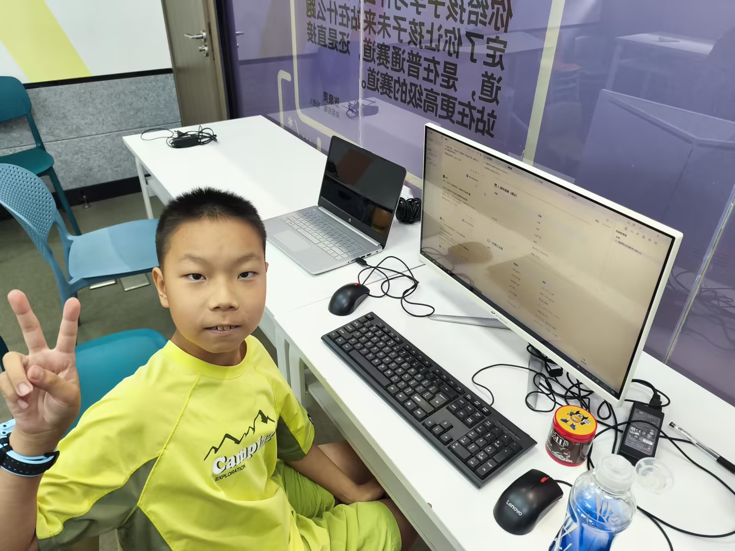 余浩宸 和同学专注看屏幕
