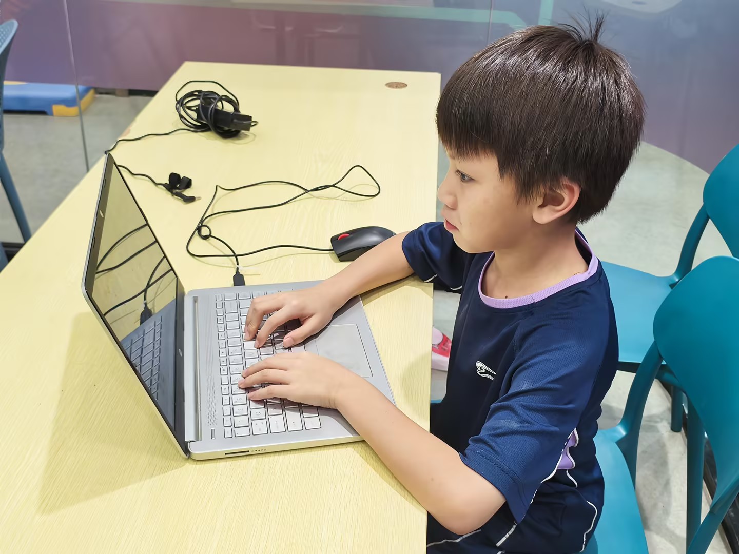 钟嘉逸 和同学操作电脑
