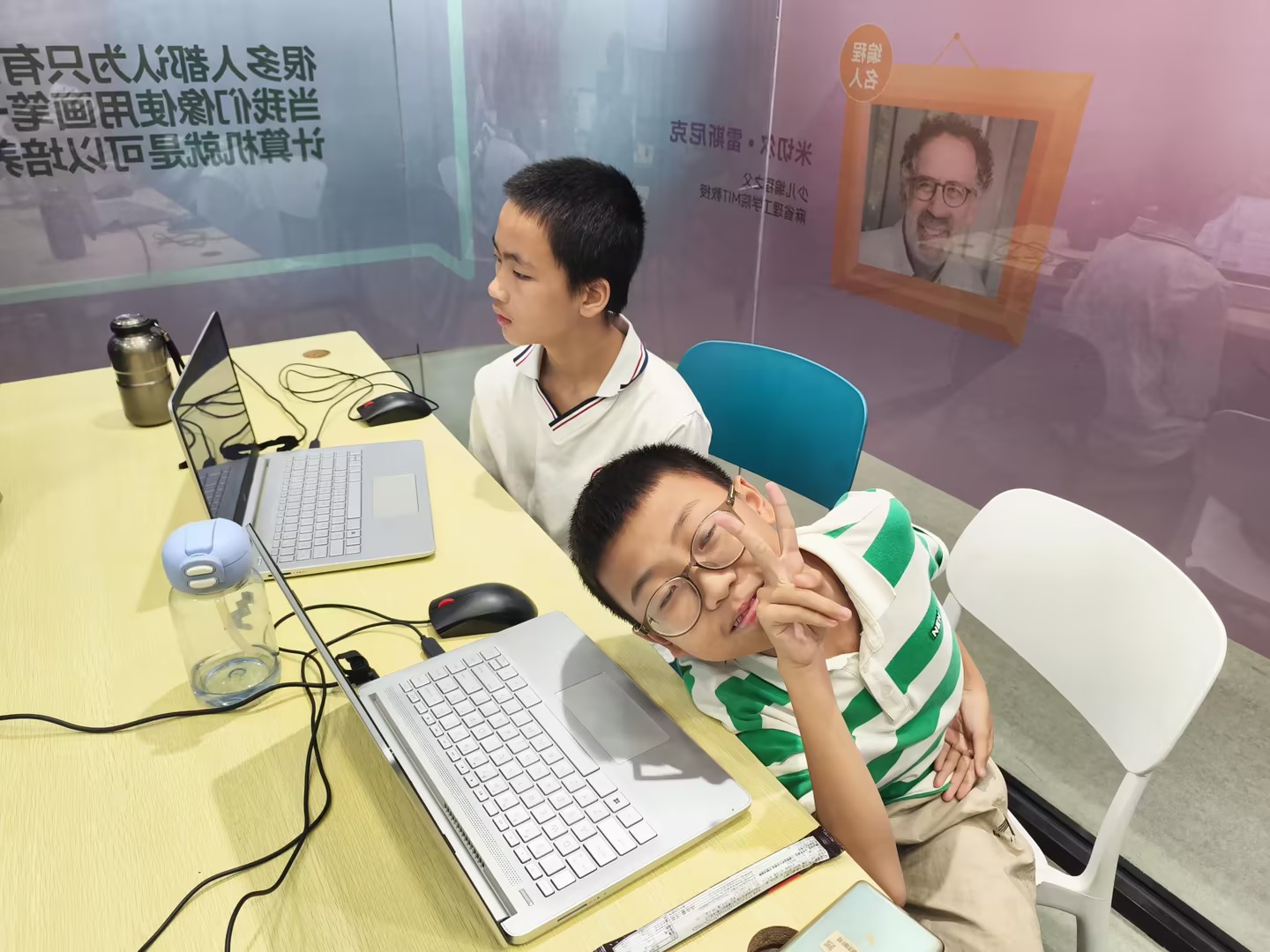 欧俊宇 比V搞怪