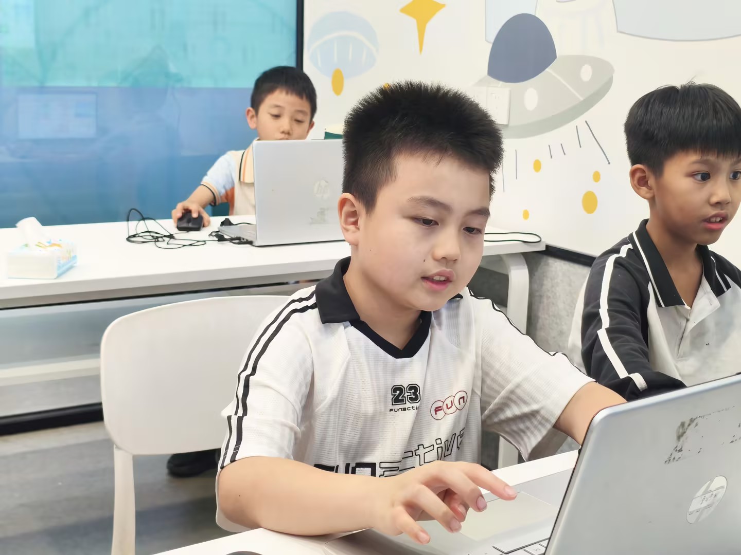 王晨语 和同学微笑