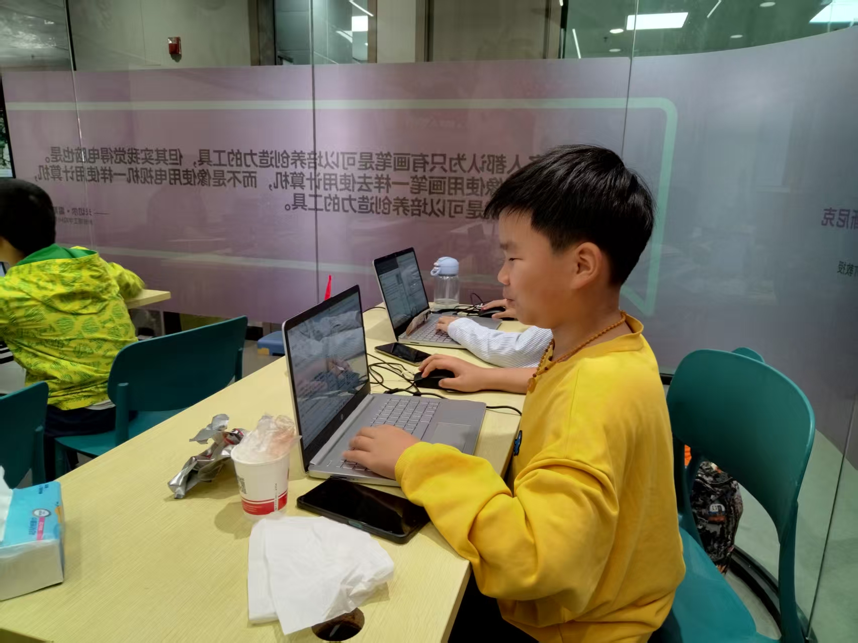 汪子杰 比V搞怪