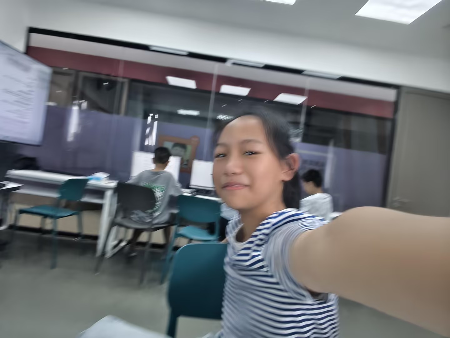 贺楚悦 侧面玩体感游戏